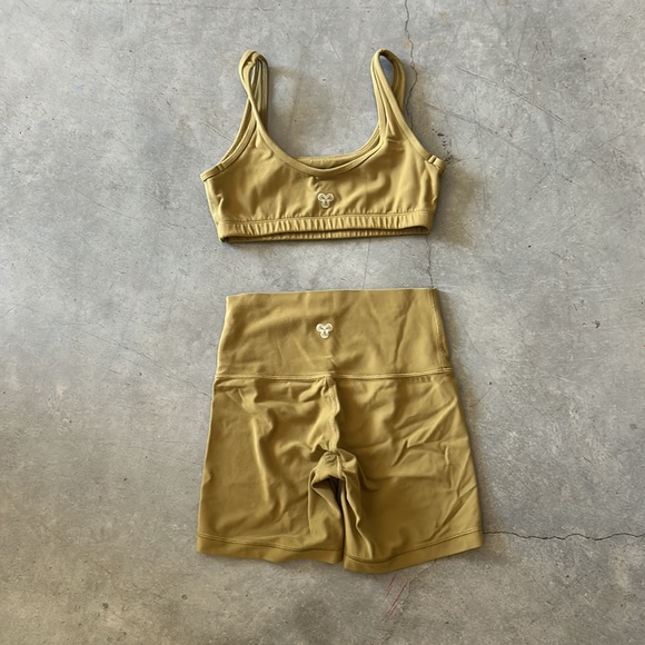 aritzia TNA butter set - Picture 2 of 2